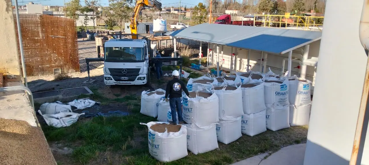 La Cooperativa repone el material filtrante de la Planta Potabilizadora