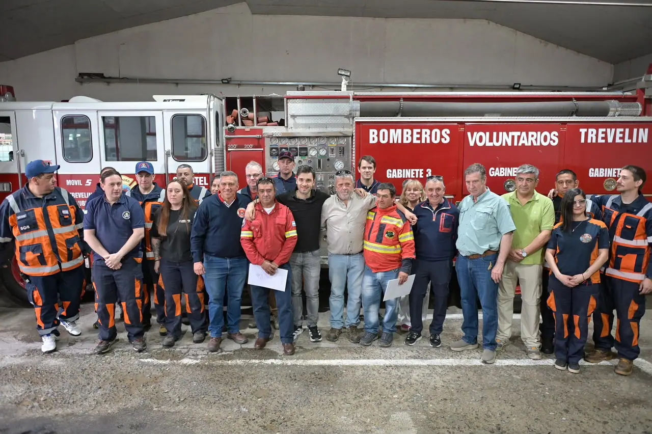 Torres firmó un convenio para incorporar ocho nuevos camiones al sistema de Bomberos Voluntarios
