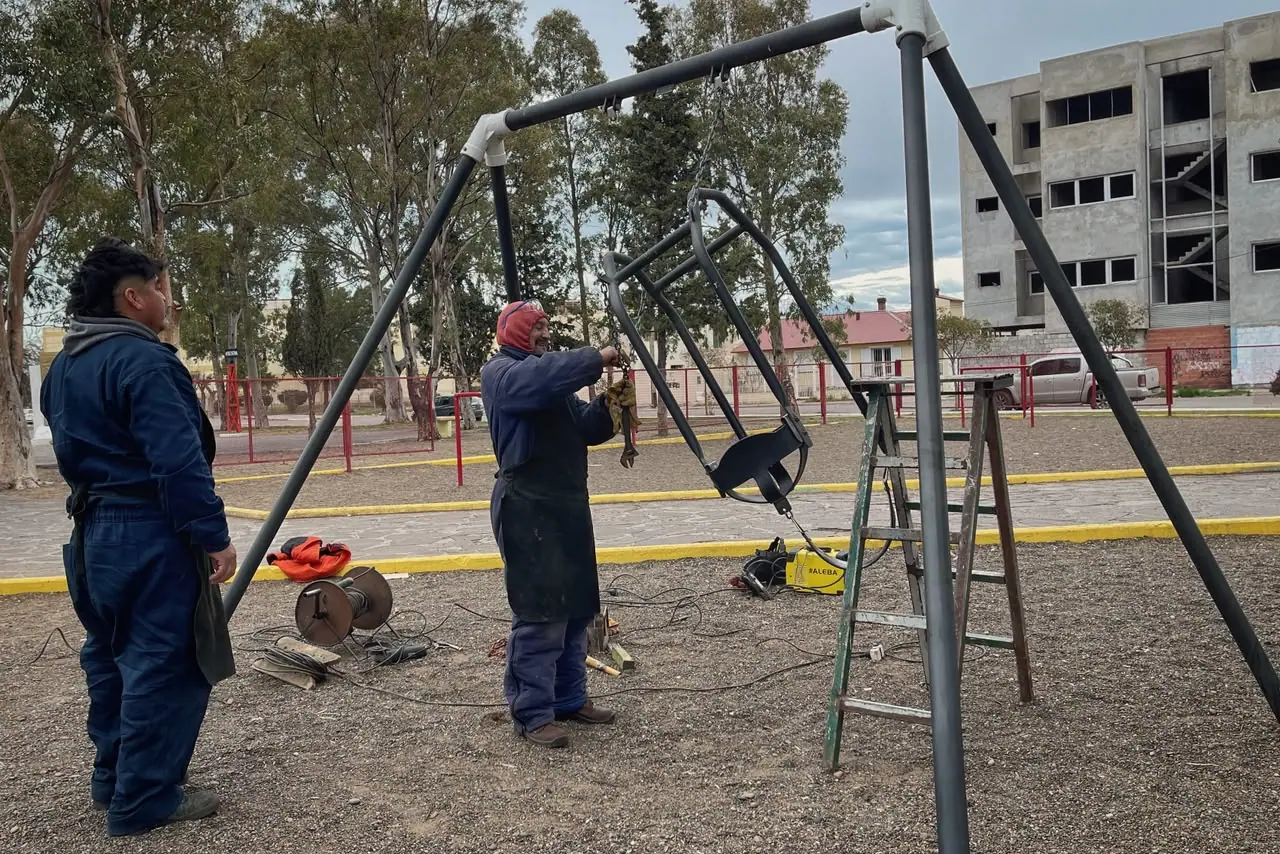La Municipalidad reparó los juegos vandalizados en distintas plazas de Rawson