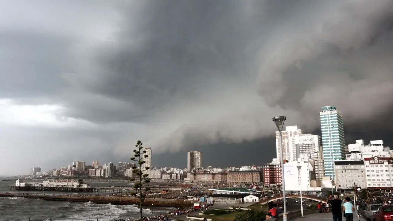 Mar del Plata bajo alerta por lluvias y fuertes vientos: suspenden las clases este viernes