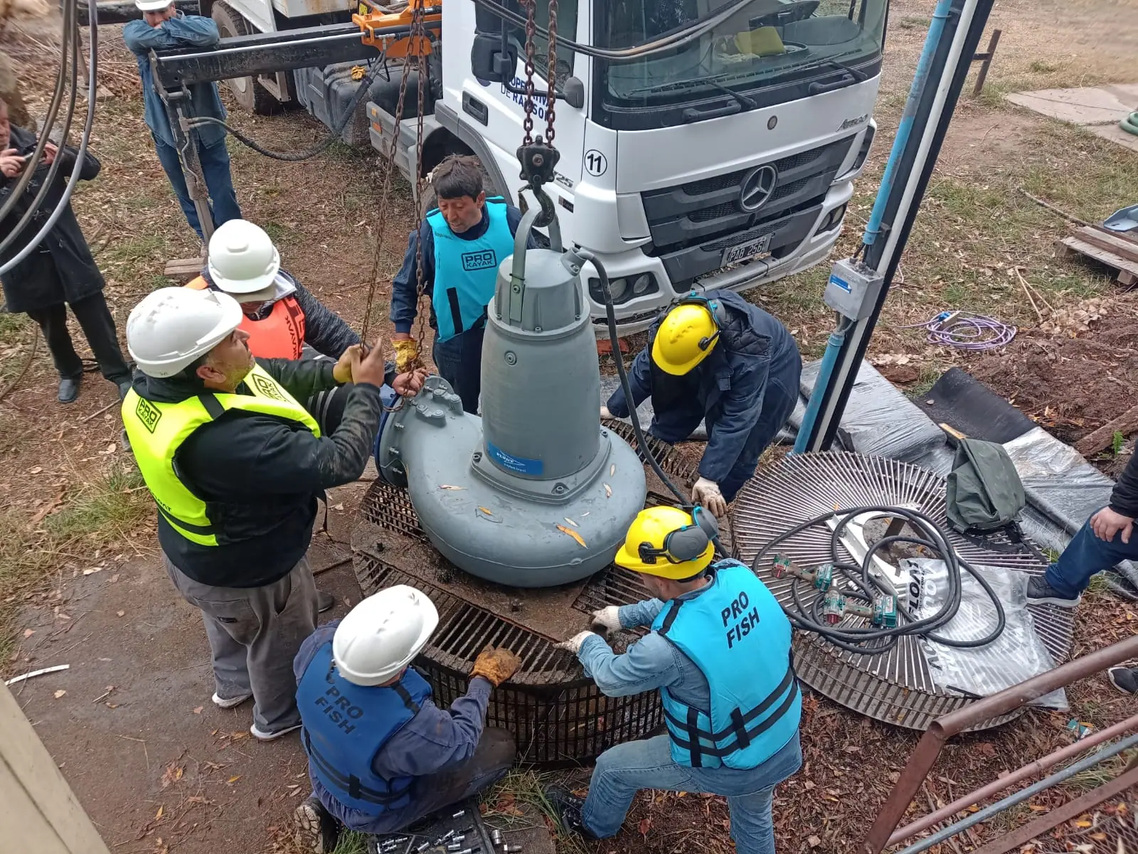 Colocación de la nueva bomba de captación de agua en la Planta Potabilizadora