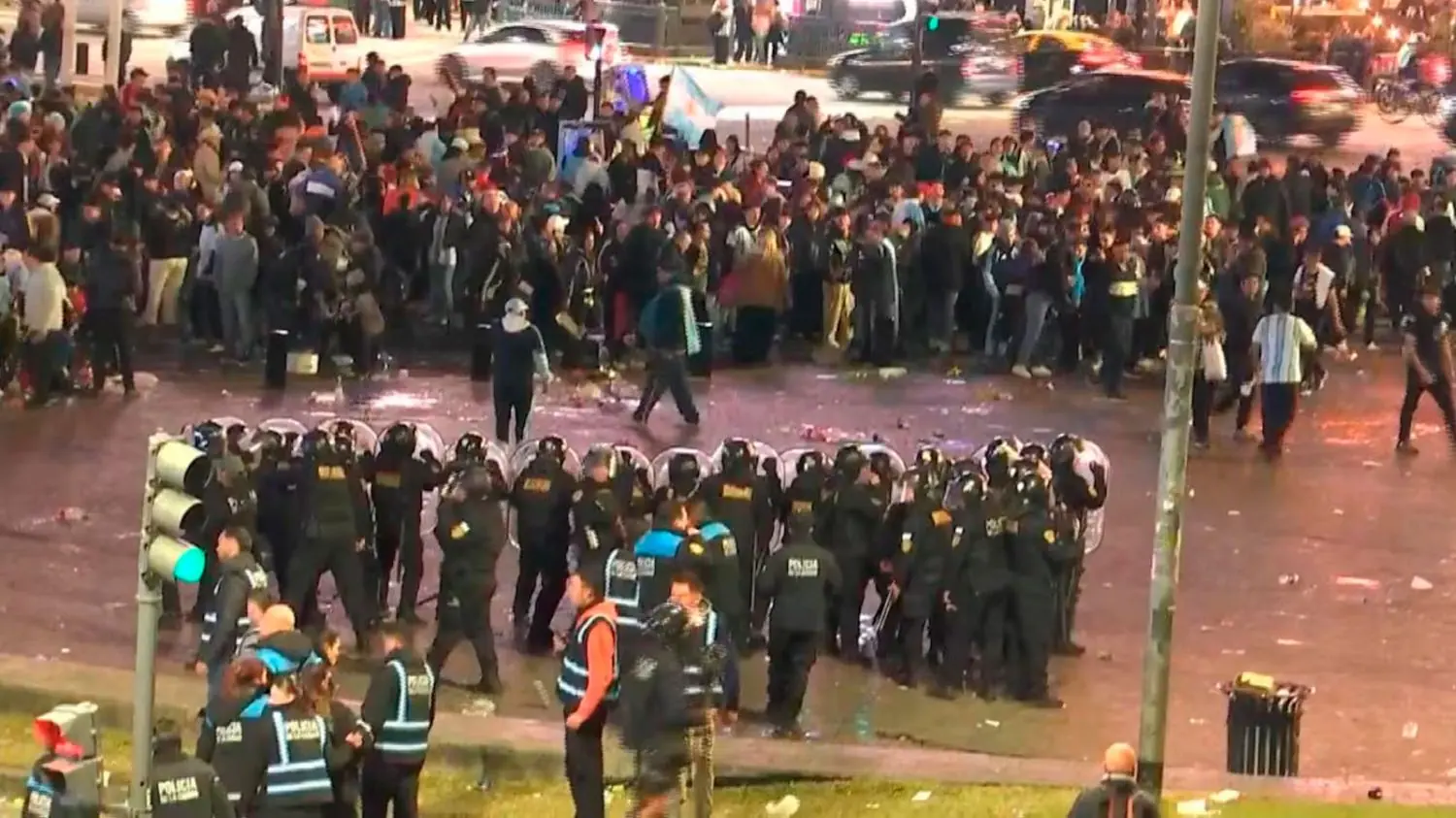 Incidentes durante los festejos en el Obelisco tras el triunfo de la Selección