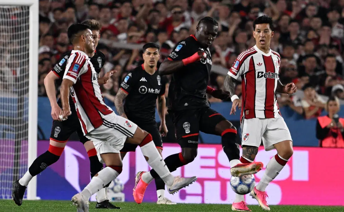 Huracán logró una victoria monumental ante River