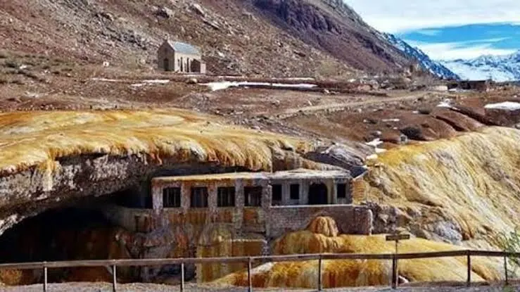Mendoza: impactante desprendimiento de piedras en Puente del Inca