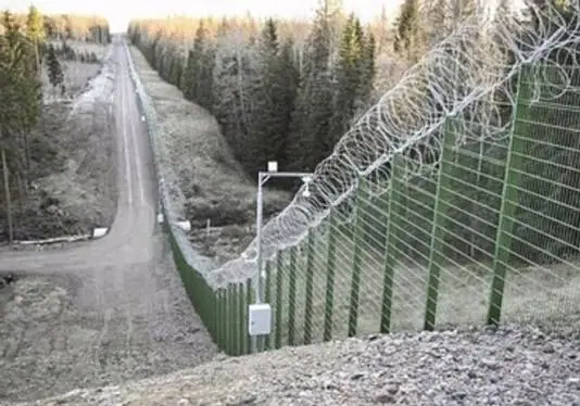 Finlandia finaliza valla de 200 kilómetros a lo largo de la frontera con Rusia