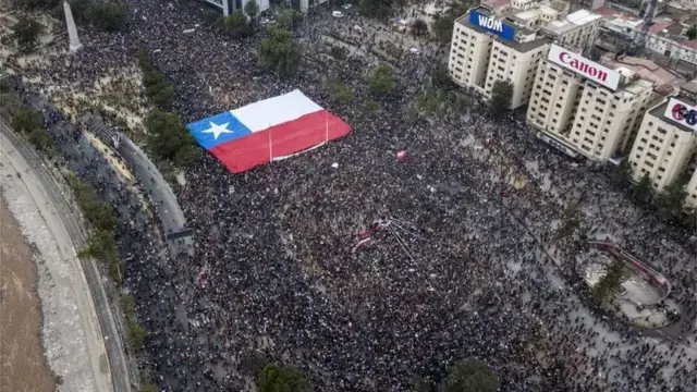 Chile: choques entre carabineros y manifestantes por marcha contra recortes sociales