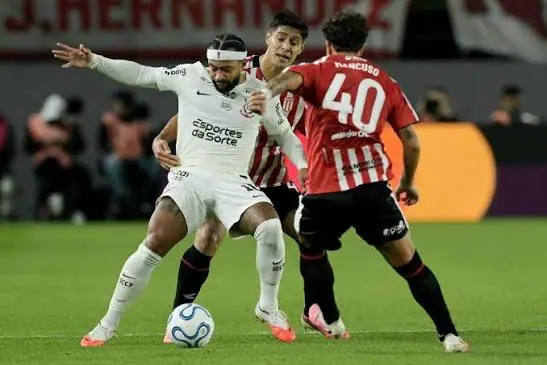 Estudiantes empató 1 a 1 con Corinthians