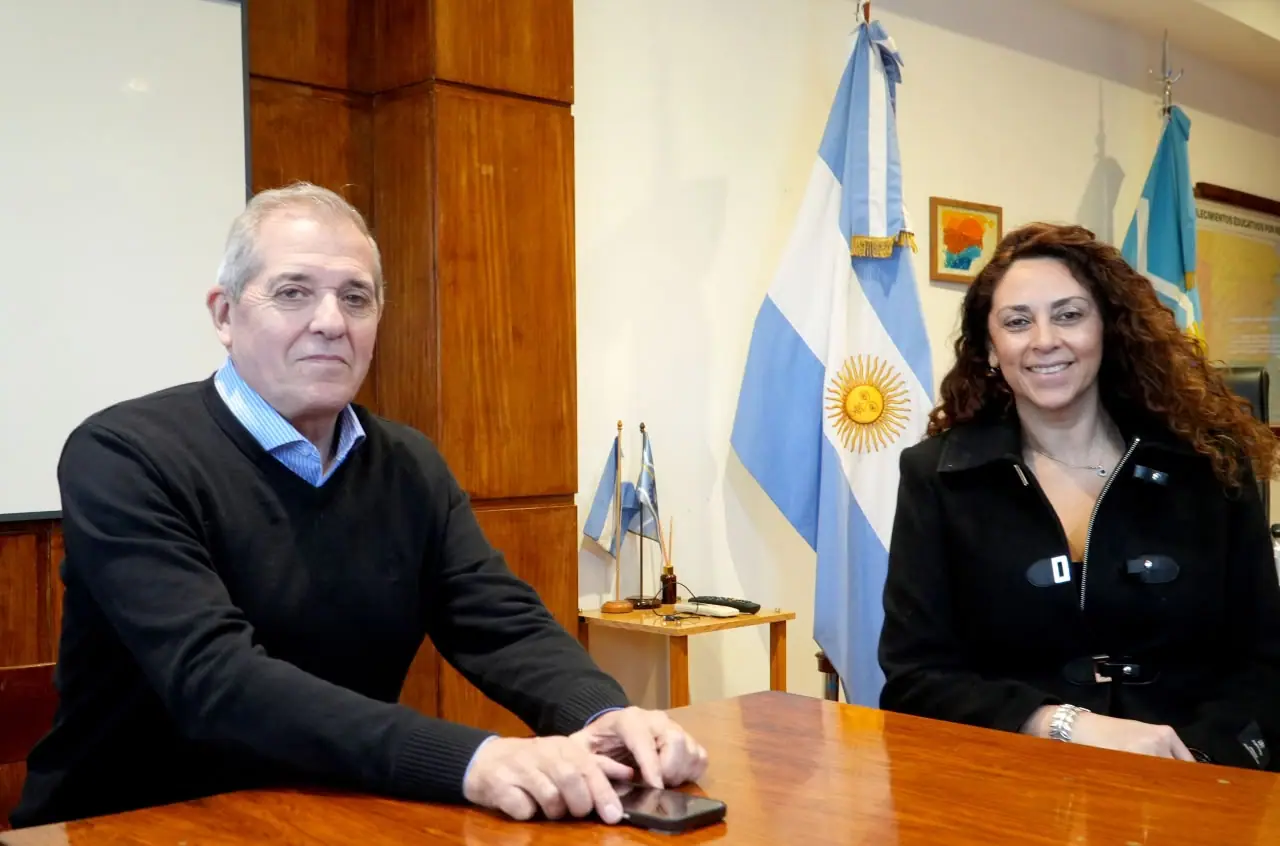 Punta y Loyola repasaron las obras educativas en marcha y proyectaron nuevas intervenciones para Camarones