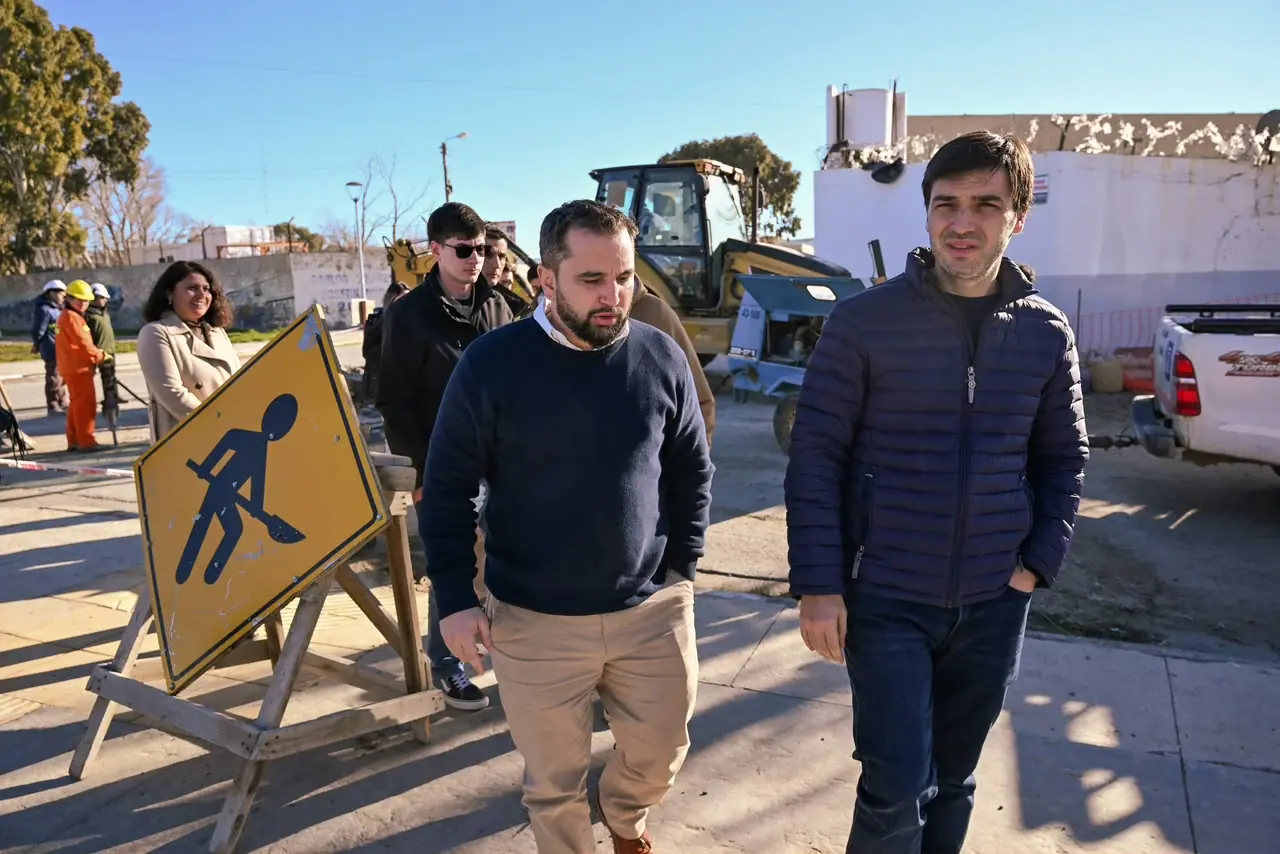 Torres recorrió los primeros trabajos del nuevo Conducto Pluvial que transformará el sistema de desagüe de Comodoro