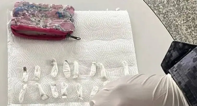 Un niño de dos años llevó 71 envoltorios de cocaína al jardín