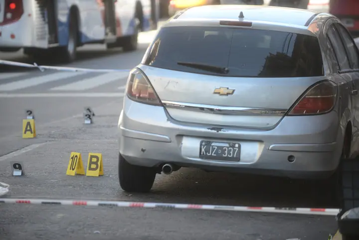 Misterio en Once: encontraron un auto con manchas de sangre y vainas servidas en la calle