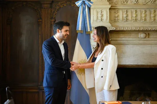 Torres firmó con Nación el pago de la deuda de Anses con Chubut por más de $48 mil millones