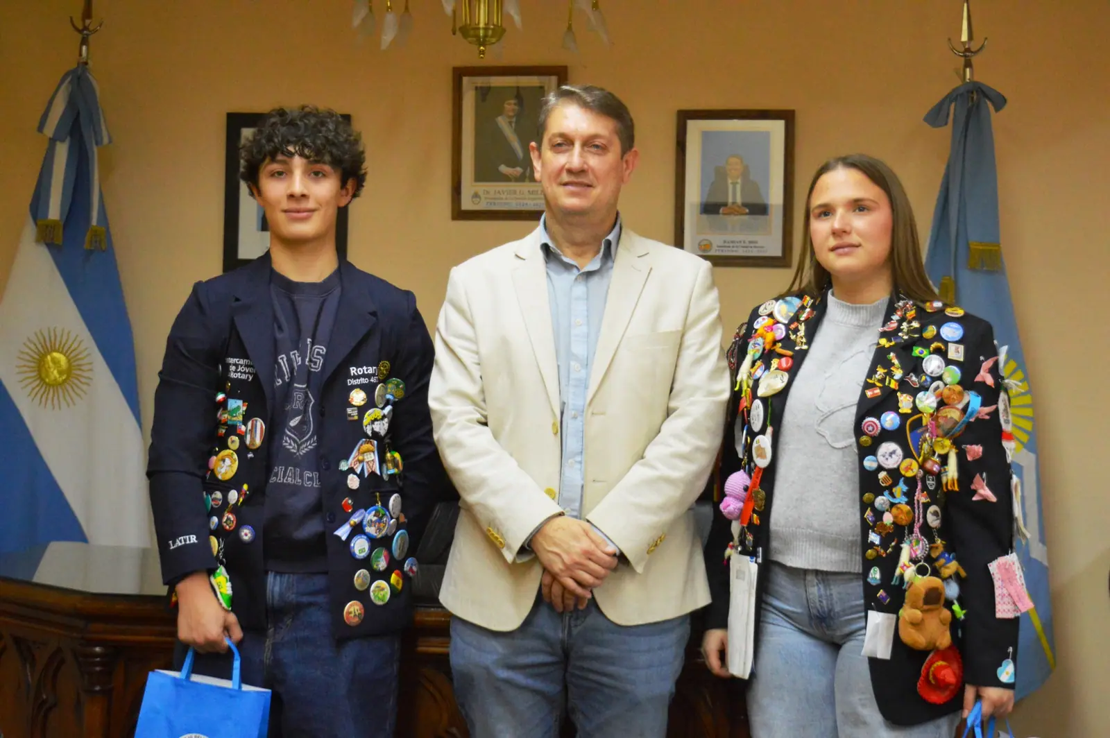 El concejal Monti recibió el saludo de jóvenes becarios intercambistas del Rotary Rawson