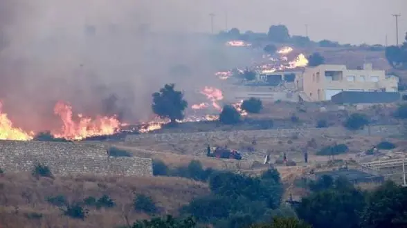 Declaran estado de emergencia en Creta y evacúan a 8.000 personas por incendios forestales