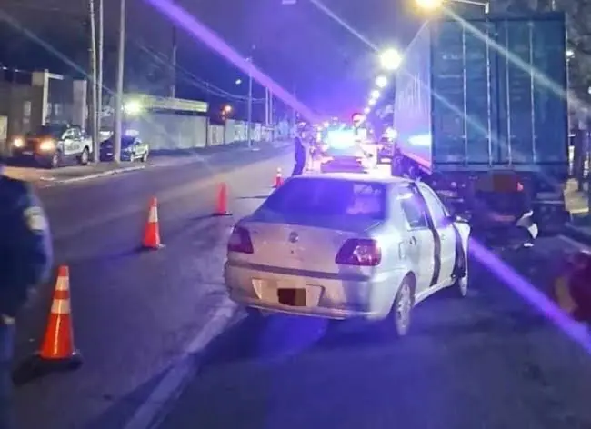 Tragedia en Córdoba: murió tras chocar contra un camión estacionado