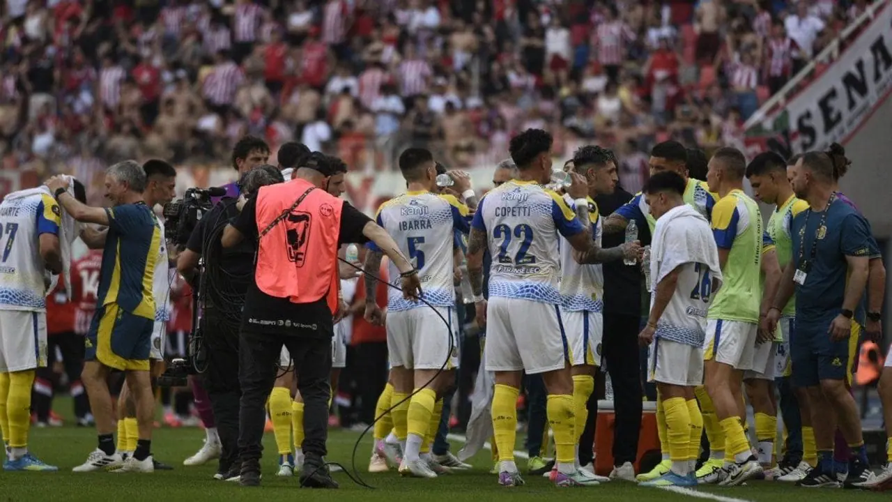 La AFA suspendió a jugadores de Estudiantes y Rosario Central por el escándalo en la Supercopa