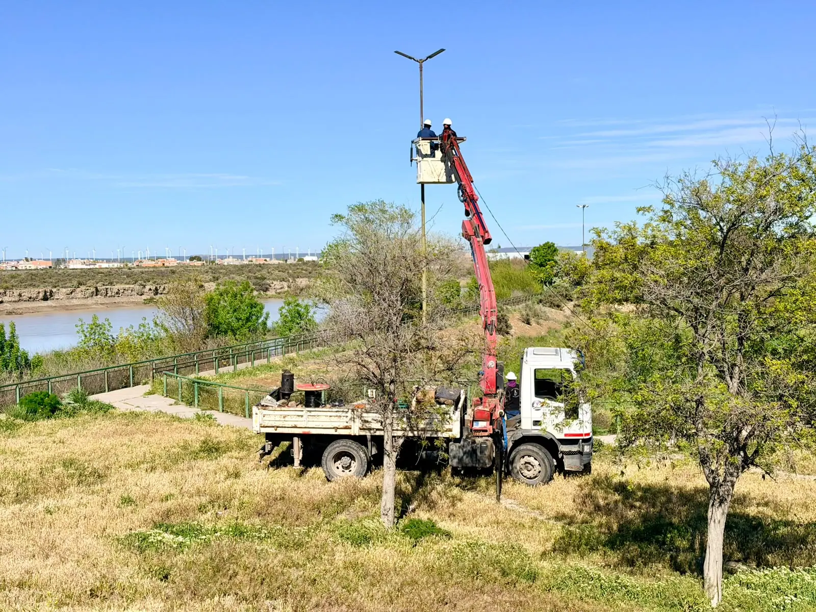 La Cooperativa instala iluminación en el paseo recreativo del barrio Río Chubut