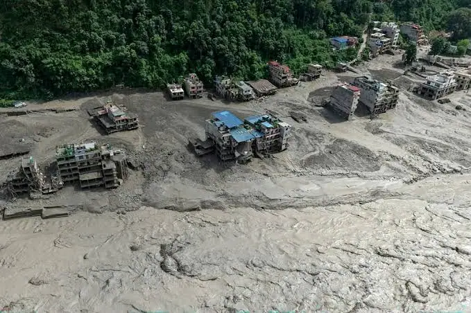 Inundaciones en frontera entre Nepal y China: al menos 160 muertos y cientos de turistas desaparecidos
