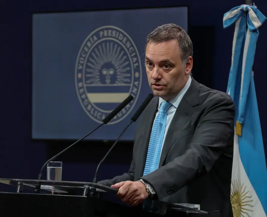 Adorni enfrentará en Diputados más de 4.800 preguntas con Milei en el palco