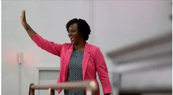 Angie Nixon, la demócrata socialista que derrotó al candidato del establishment en las primarias de Florida