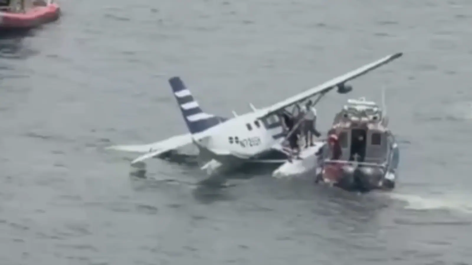 Una avioneta cayó en el East River de Nueva York durante un aterrizaje de emergencia