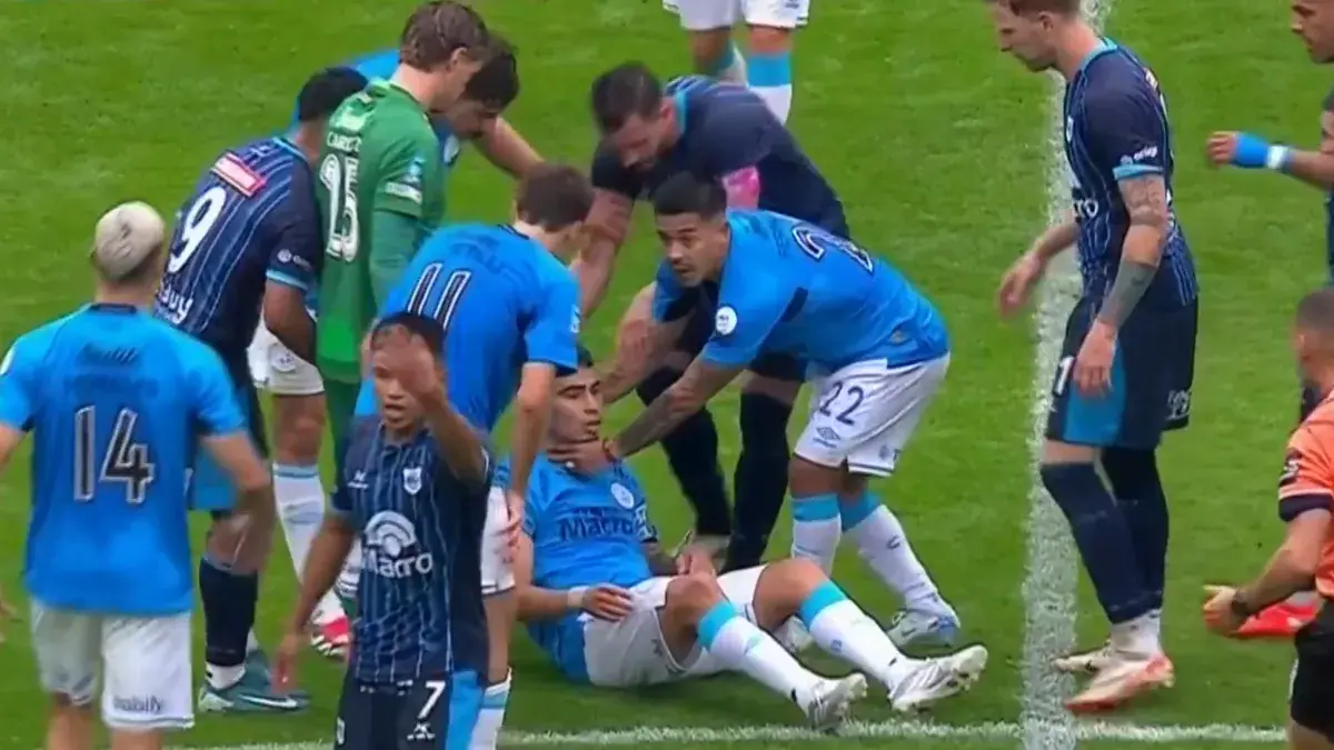 Susto en Belgrano: Zelarayán se descompensó en pleno partido y debió ser asistido