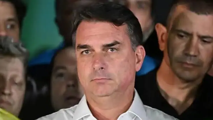 Ahora Flávio Bolsonaro se presenta como "líder" de Brasil