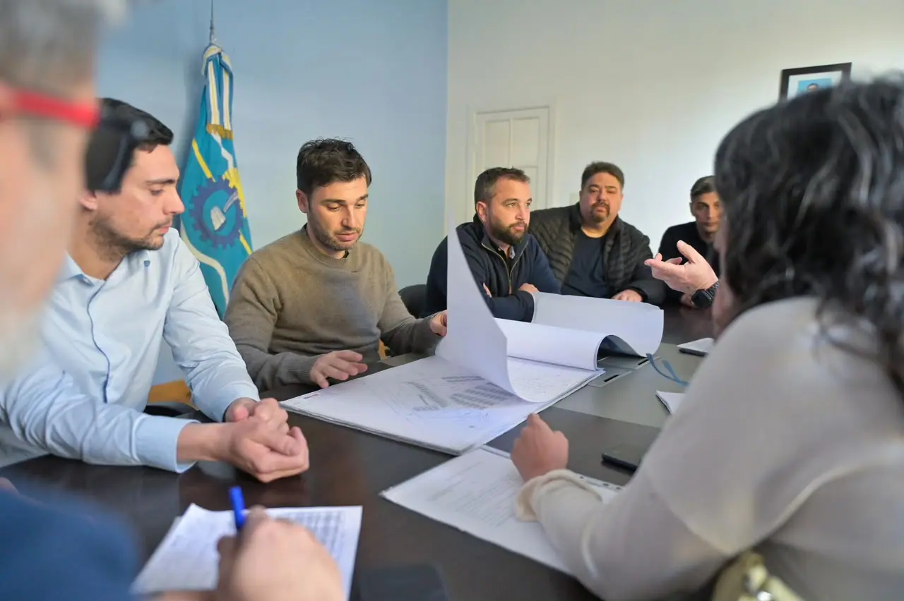 Torres firmó el decreto de lotes a familias damnificadas por el Cerro Hermitte