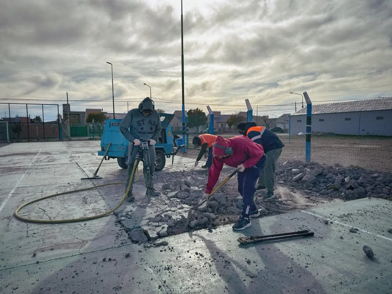 Comenzaron las renovaciones en el playón deportivo del 3 de Abril