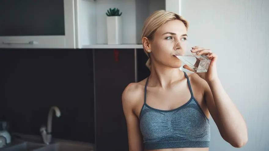 Desde beber agua al despertar hasta decir ‘no’: acciones cotidianas que reducen costos de salud