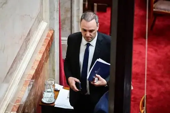 Tras renunciar a la jefatura de Gabinete, Adorni dejó el directorio de YPF