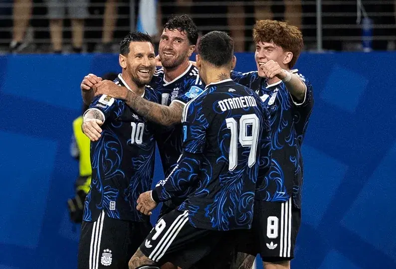 La Selección argentina se enfrenta con Inglaterra en busca de un lugar en la gran final