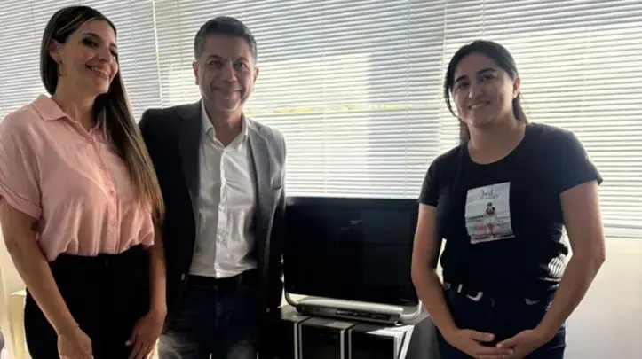 La Fiscalía entregó ocho computadoras a la Escuela Provincial 785 “Troperos Patagónicos”