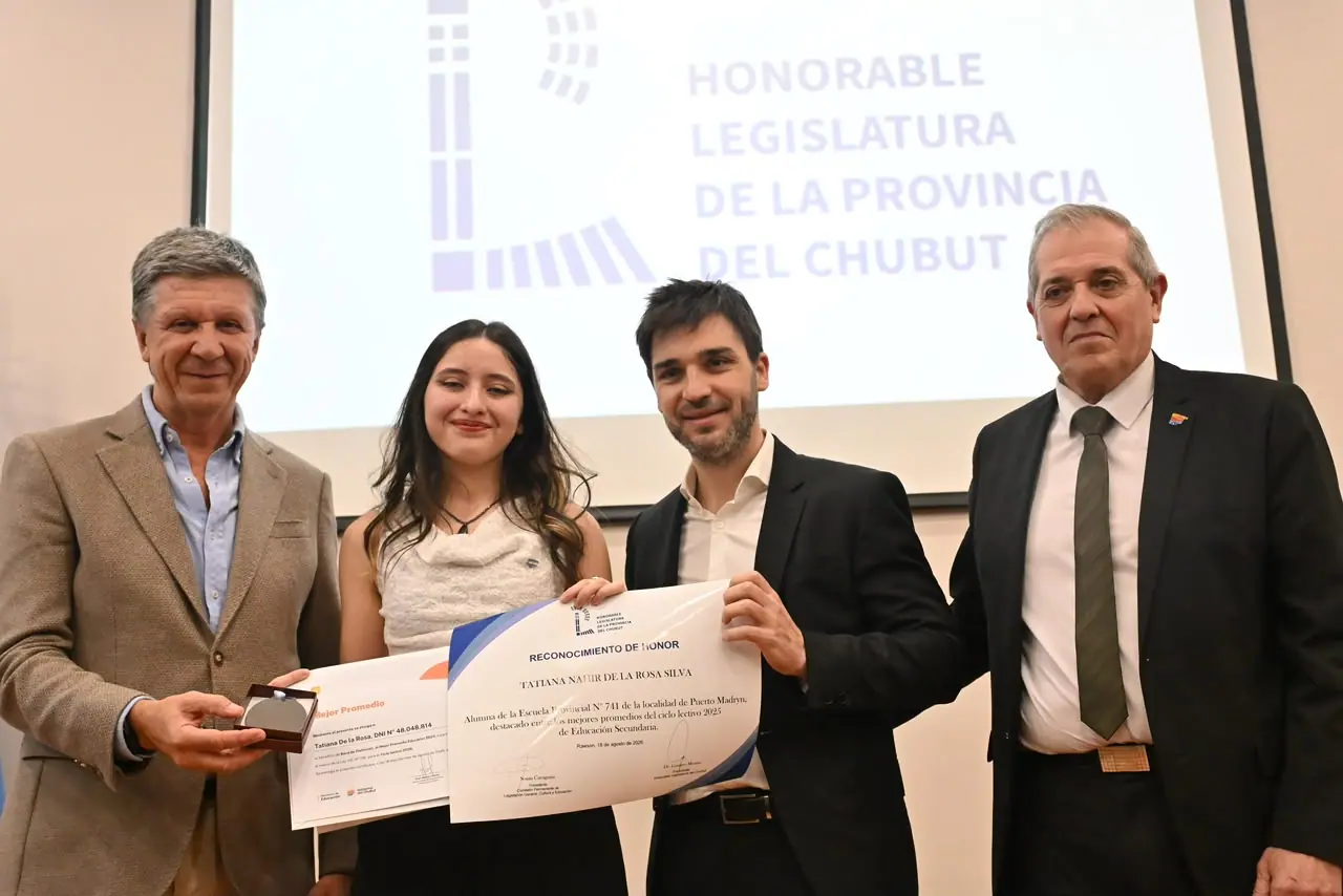 Torres entregó becas a estudiantes destacados
