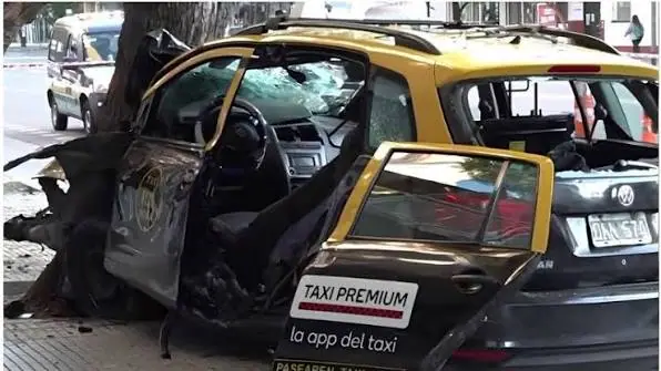 Un taxi se descontroló en Belgrano y se incrustó de lleno contra un árbol