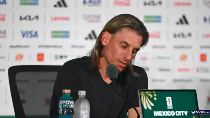 La Federación Ecuatoriana de Fútbol oficializó la salida de Beccacece