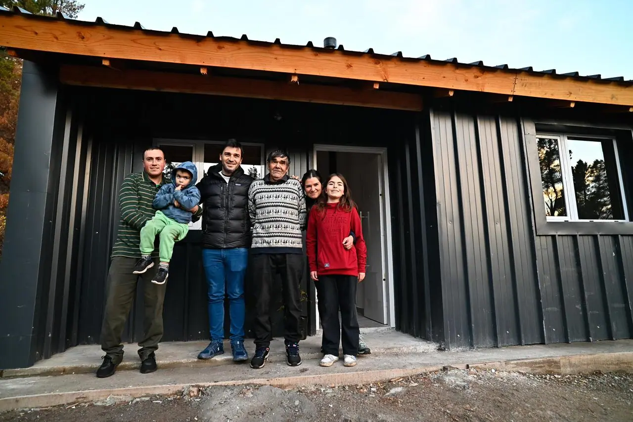 “Nos comprometimos a terminar antes del invierno y hoy las familias de El Hoyo vuelven a tener su hogar”